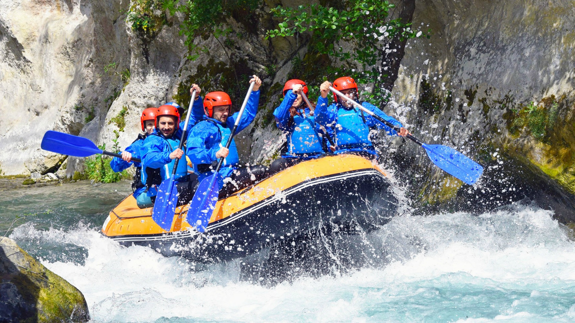Come è nato il rafting: storia e curiosità di uno sport acquatico avventuroso